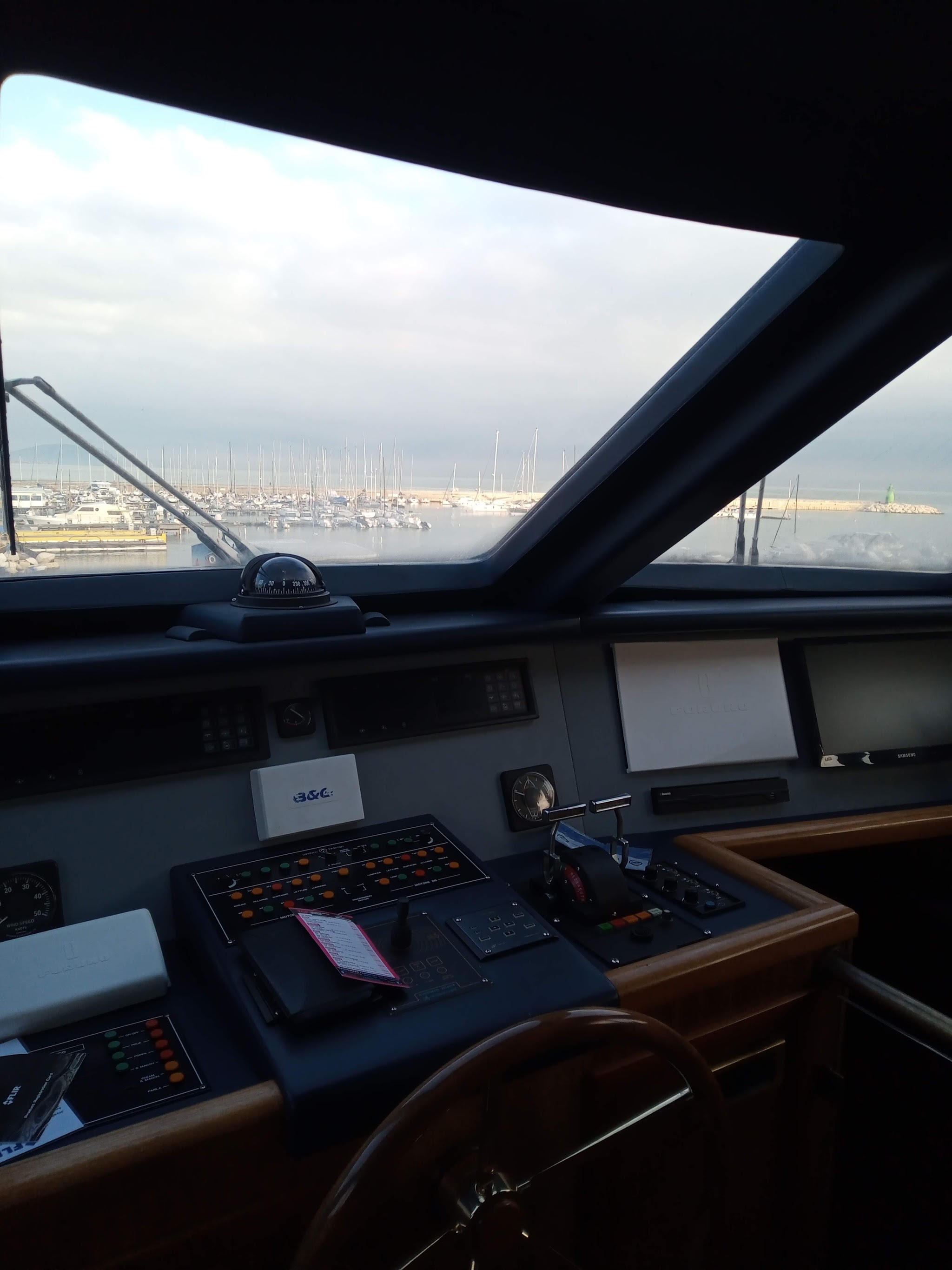 Plancia di un'imbarcazione affacciata sul porto